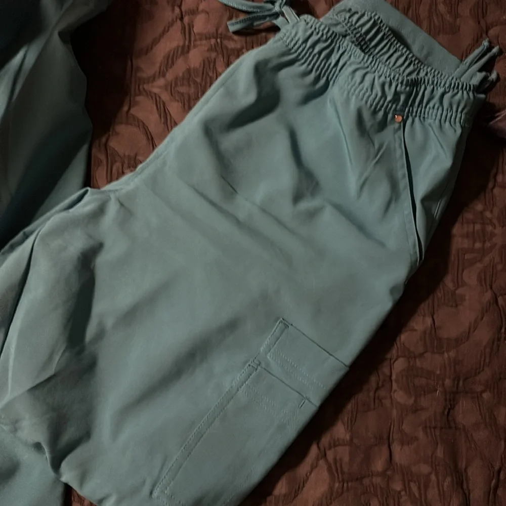 Scrub set - Picture 3 of 3